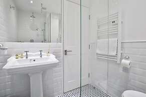 Newly Refurbished Flat With Great Transport Links