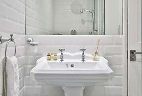 Newly Refurbished Flat With Great Transport Links