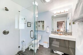 Outdoor Pool & Fire Pit: Modern Austin Home