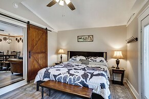 Pet-friendly Granbury Home w/ Yard, Near Downtown!