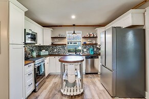 Pet-friendly Granbury Home w/ Yard, Near Downtown!