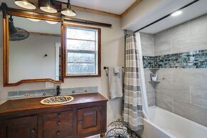 Pet-friendly Granbury Home w/ Yard, Near Downtown!