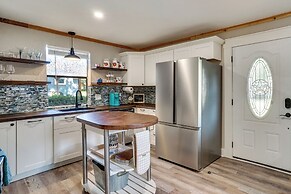 Pet-friendly Granbury Home w/ Yard, Near Downtown!