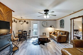 Pet-friendly Granbury Home w/ Yard, Near Downtown!