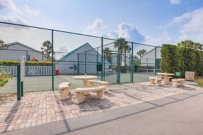 Condo w/ Patio & Resort Amenities in Fort Pierce!