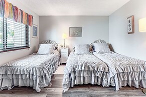 Condo w/ Patio & Resort Amenities in Fort Pierce!