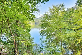 Lakefront Murphy Getaway w/ Deck, Dock & Kayaks!