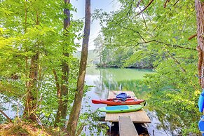 Lakefront Murphy Getaway w/ Deck, Dock & Kayaks!