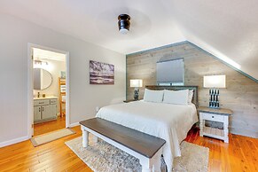 Lakefront Murphy Getaway w/ Deck, Dock & Kayaks!