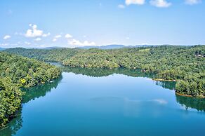 Lakefront Murphy Getaway w/ Deck, Dock & Kayaks!