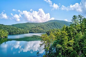 Lakefront Murphy Getaway w/ Deck, Dock & Kayaks!