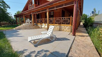 Wooden Villa w Private Garden Orchard -room w AC