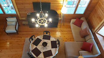 Wooden Villa w Private Garden Orchard -room w AC