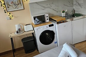 Cozy Flat in Cockfosters Close to the Underground