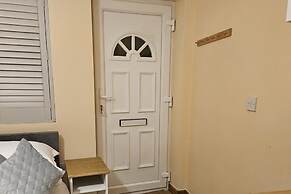 Cockfosters - Apartment - Sleeps 3 - Near Underground