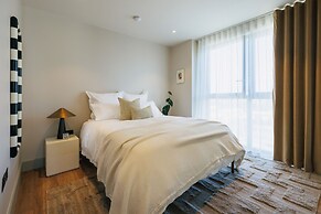 Sophisticated Studio Flat With Rooftop Access