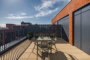 Sophisticated Studio Flat With Rooftop Access