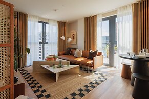 Sophisticated Studio Flat With Rooftop Access