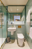 Sophisticated Studio Flat With Rooftop Access