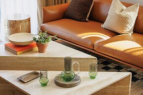 Sophisticated Studio Flat With Rooftop Access