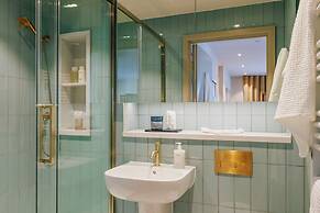 Sophisticated Studio Flat With Rooftop Access