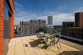Sophisticated Studio Flat With Rooftop Access