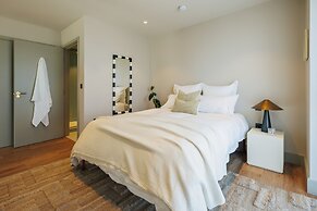 Sophisticated Studio Flat With Rooftop Access