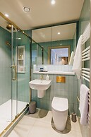 Sophisticated Studio Flat With Rooftop Access