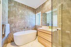 StayAU 6BR Deluxe Lakeview Point Cook