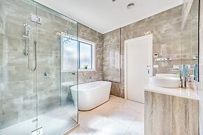 StayAU 6BR Deluxe Lakeview Point Cook