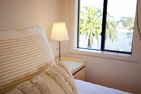 StayAU 6BR Deluxe Lakeview Point Cook