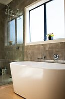 StayAU 6BR Deluxe Lakeview Point Cook