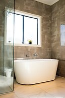 StayAU 6BR Deluxe Lakeview Point Cook