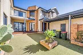 StayAU 6BR Deluxe Lakeview Point Cook