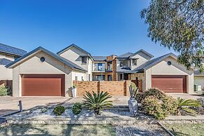 StayAU 6BR Deluxe Lakeview Point Cook
