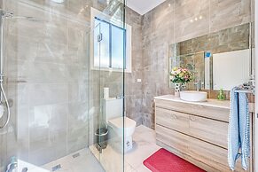 StayAU 6BR Deluxe Lakeview Point Cook