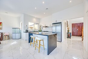StayAU 6BR Deluxe Lakeview Point Cook