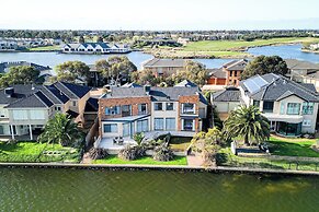 StayAU 6BR Deluxe Lakeview Point Cook