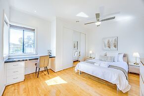StayAU 6BR Deluxe Lakeview Point Cook