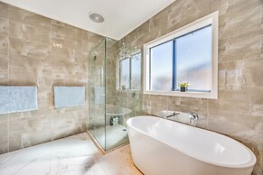 StayAU 6BR Deluxe Lakeview Point Cook
