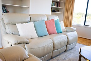 StayAU 6BR Deluxe Lakeview Point Cook