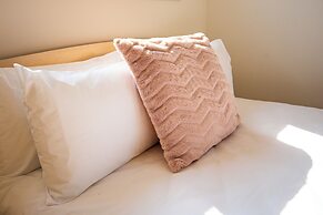 StayAU 6BR Deluxe Lakeview Point Cook