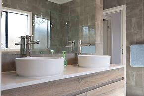 StayAU 6BR Deluxe Lakeview Point Cook