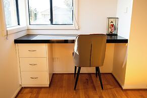 StayAU 6BR Deluxe Lakeview Point Cook