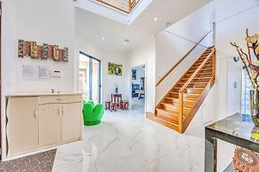 StayAU 6BR Deluxe Lakeview Point Cook