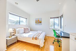 StayAU 6BR Deluxe Lakeview Point Cook