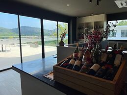 Mountainview Apartment in Naiharn