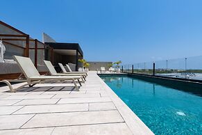 Spacious Apartment With Terrace and Rooftop Pool