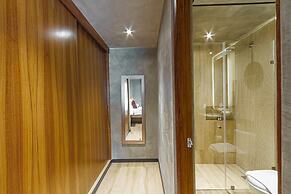 Spacious Apartment With Terrace and Rooftop Pool