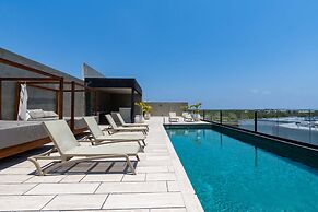 Spacious Apartment With Terrace and Rooftop Pool